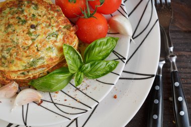 Taze otlar ile hizmet vejetaryen kabak börek domates bir
