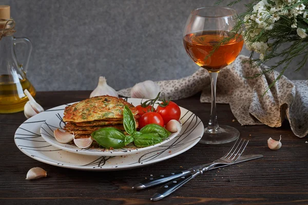 Taze otlar ile hizmet vejetaryen kabak börek domates bir