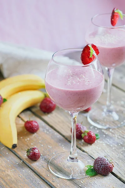 Délicieux smoothie aux fraises et bananes, yaourt ou milk shake w — Photo