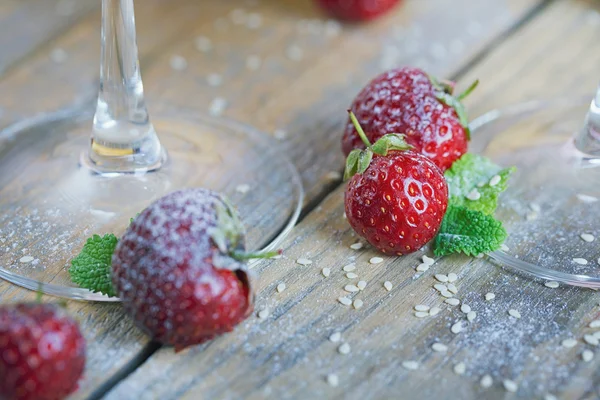 Concetto di cibo sano. Fragole fresche e banane su t di legno — Foto Stock