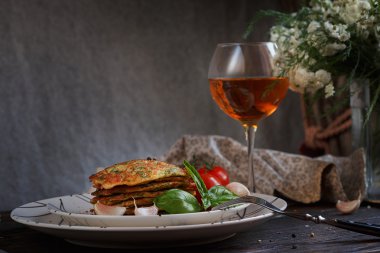 Taze otlar ile hizmet vejetaryen kabak börek domates bir