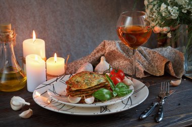 Taze otlar ile hizmet vejetaryen kabak börek domates bir