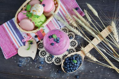 Lezzetli bilberry güler yüzlü, detoks yoğurt veya süt ile nitelikleri