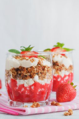 Tatlı taze çilek, süzme peynir, granola ve çilek ile