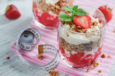 Tatlı taze çilek, süzme peynir, granola, çilek reçeli