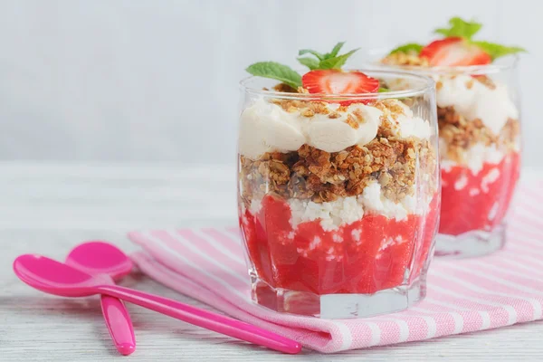 Tatlı taze çilek, süzme peynir, granola ve çilek ile