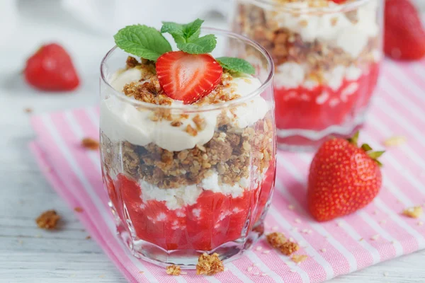 Tatlı taze çilek, süzme peynir, granola ve çilek ile
