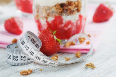 Tatlı taze çilek, süzme peynir, granola, çilek reçeli