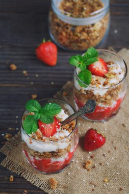 Tatlı taze çilek, süzme peynir, granola ve çilek ile