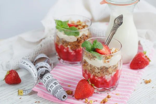 Sobremesa com bagas frescas, queijo cottage, granola, geléia de bagas — Fotografia de Stock