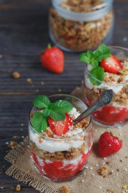 Tatlı taze çilek, süzme peynir, granola ve çilek ile