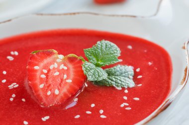 Bir kase çilek çorbası nane ile gaspaço