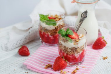 Tatlı taze çilek, süzme peynir, granola ve çilek ile 