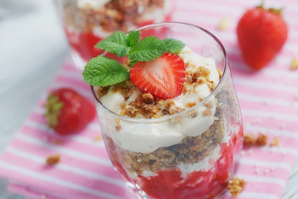 Sobremesa com bagas frescas, queijo cottage, granola e bagas — Fotografia de Stock