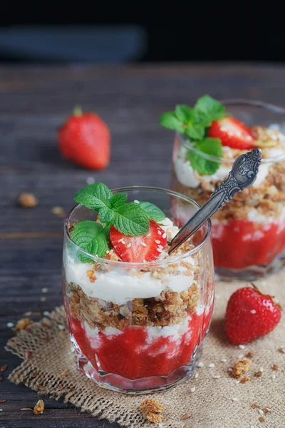 Sobremesa com bagas frescas, queijo cottage, granola e bagas — Fotografia de Stock