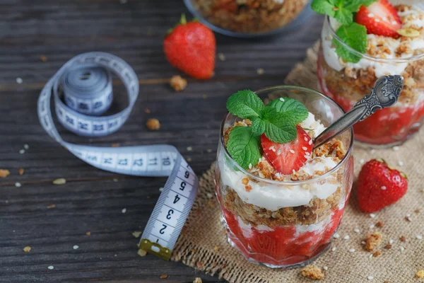 Десерт зі свіжими ягодами, сиром, гранолою, ягідним джемом — стокове фото