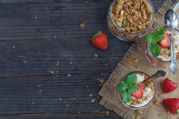 Dessert mit frischen Beeren, Quark, Müsli und Beeren — Stockfoto