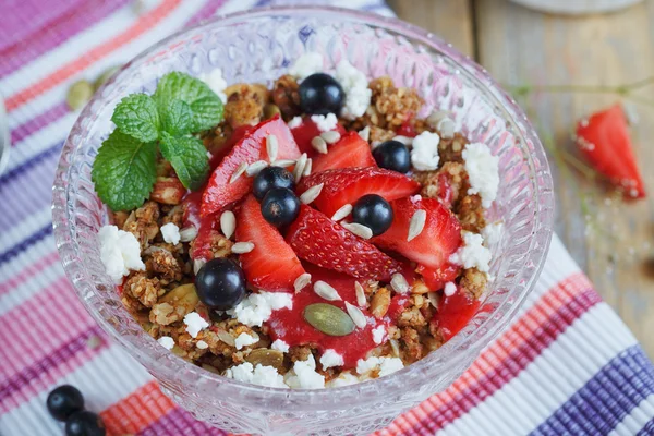 Sobremesa com bagas frescas, queijo cottage, granola e bagas — Fotografia de Stock