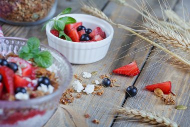 Tatlı taze çilek, süzme peynir, granola ve çilek ile