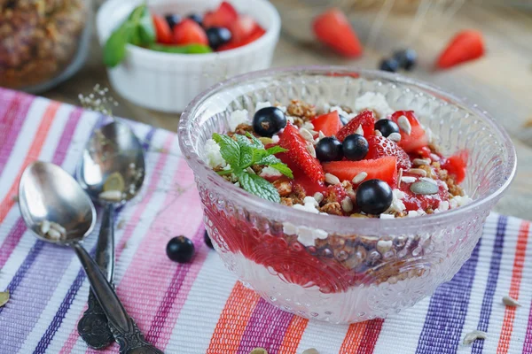 Sobremesa com bagas frescas, queijo cottage, granola e bagas — Fotografia de Stock