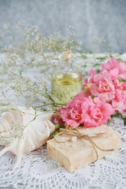 Doğal el yapımı Sabun, aromatik yağ ve beyaz tahta çiçekler 