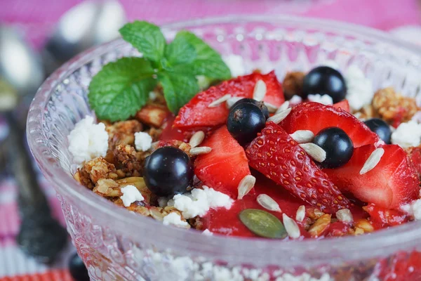 Десерт зі свіжими ягодами, сиром, гранолою та ягодами — стокове фото