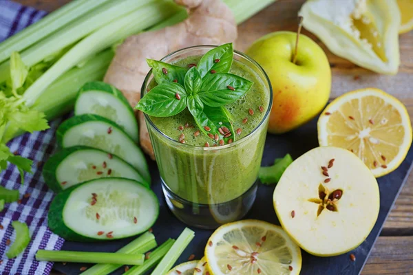 Smoothie de frutas e legumes. Café da manhã saudável . — Fotografia de Stock