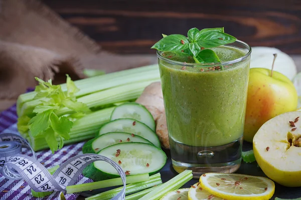 Smoothie de frutas e legumes. Café da manhã saudável . — Fotografia de Stock