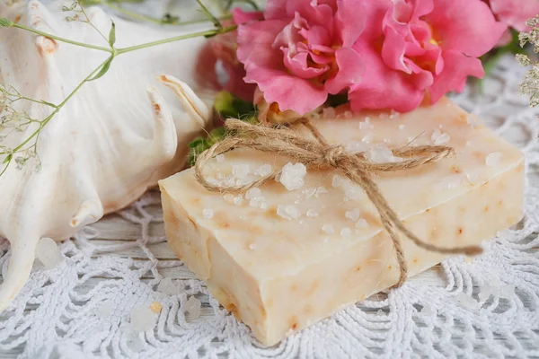 Sabão artesanal natural, óleo aromático e flores em madeira branca — Fotografia de Stock