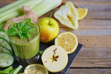 Sebze ve meyve güler yüzlü. Sağlıklı kahvaltı.