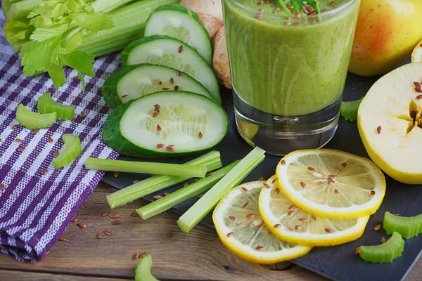 Smoothie de frutas e legumes. Café da manhã saudável . — Fotografia de Stock