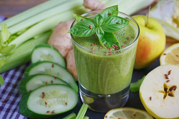 Smoothie de frutas e legumes. Café da manhã saudável . — Fotografia de Stock