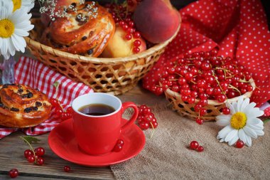 Bir fincan kahve ile taze pişmiş çörekler