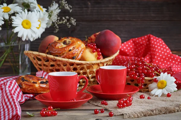 Frisch gebackene Brötchen mit einer Tasse Kaffee — Stockfoto