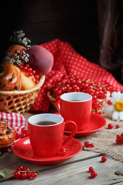 Frisch gebackene Brötchen mit einer Tasse Kaffee — Stockfoto