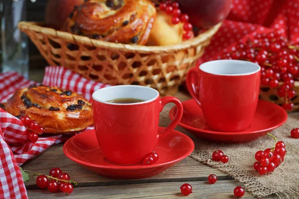 Frisch gebackene Brötchen mit einer Tasse Kaffee — Stockfoto