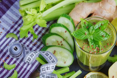 Sebze ve meyve güler yüzlü. Sağlıklı kahvaltı.