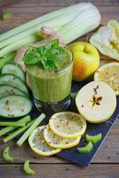 Sebze ve meyve güler yüzlü. Sağlıklı kahvaltı.