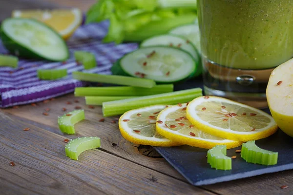 Smoothie de frutas e legumes. Café da manhã saudável . — Fotografia de Stock