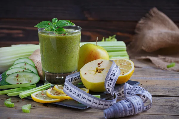 Sebze ve meyve güler yüzlü. Sağlıklı kahvaltı.