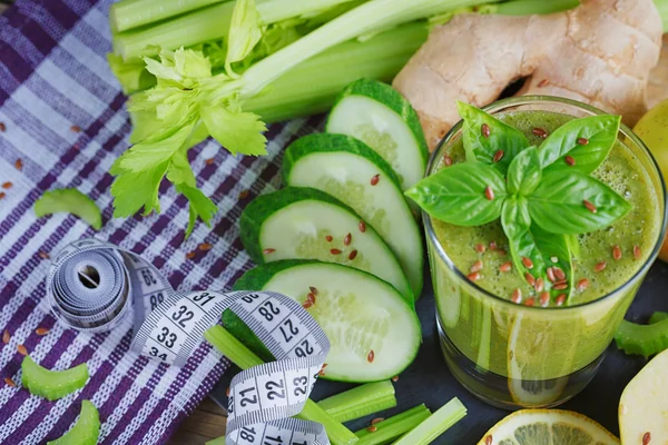 Sebze ve meyve güler yüzlü. Sağlıklı kahvaltı.