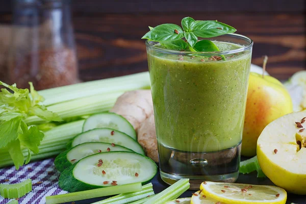 Smoothie de frutas e legumes. Café da manhã saudável . — Fotografia de Stock