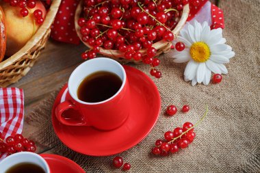 Bir fincan kahve ile taze pişmiş çörekler