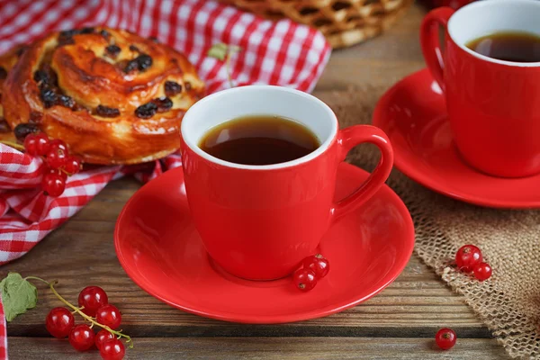 Frisch gebackene Brötchen mit einer Tasse Kaffee — Stockfoto