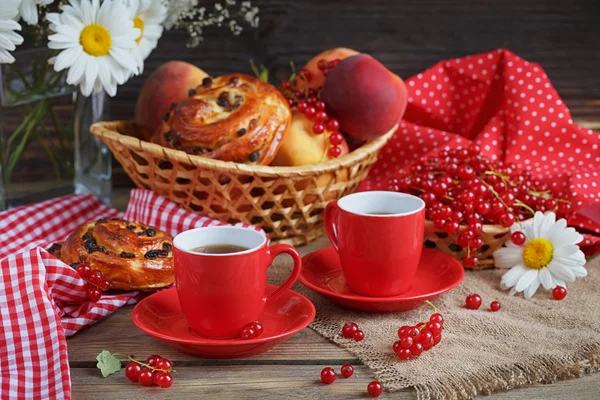 Frisch gebackene Brötchen mit einer Tasse Kaffee — Stockfoto