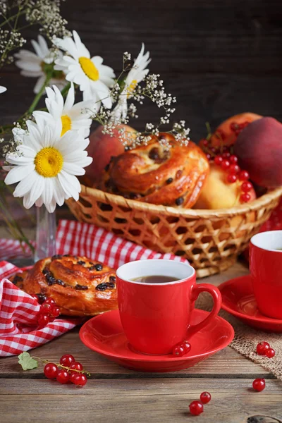 Petits pains frais cuits au four avec une tasse de café — Photo