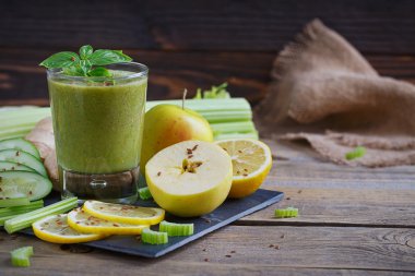 Sebze ve meyve güler yüzlü. Sağlıklı kahvaltı.