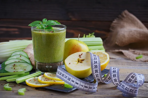 Smoothie de frutas e legumes. Café da manhã saudável . — Fotografia de Stock