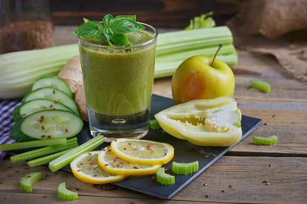 Smoothie de frutas e legumes. Café da manhã saudável . — Fotografia de Stock