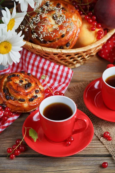 Frisch gebackene Brötchen mit einer Tasse Kaffee — Stockfoto